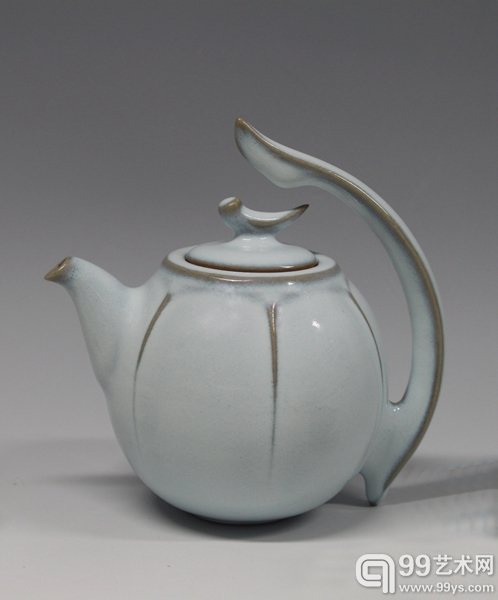 8、李正安-钧窑月白釉茶壶