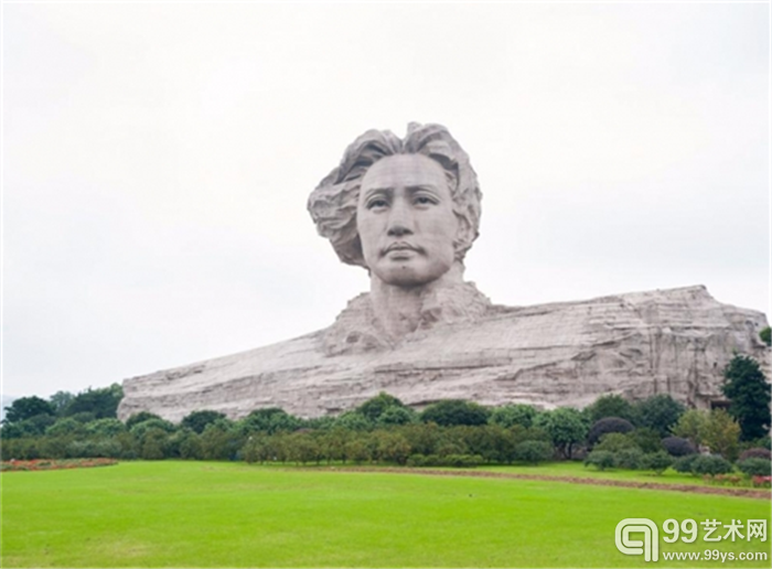 【毛泽东青年艺术雕像】位于中国长沙橘子洲头的毛泽东青年艺术雕像高32米、长83米、宽41米,基座3500平方米,由8000多块采自福建的永定红花岗岩石拼接而成。规模巨大的同时,细节也是非常精致,石块拼装的放大误差甚至不到3毫米。