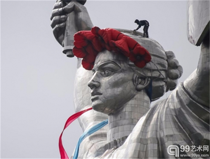 【祖国母亲雕像】乌克兰基辅的祖国母亲雕像是为纪念前苏联在卫国战争中的牺英雄而建,“母亲”的左右手分别高举盾和剑,从底座至最高剑间高62米。