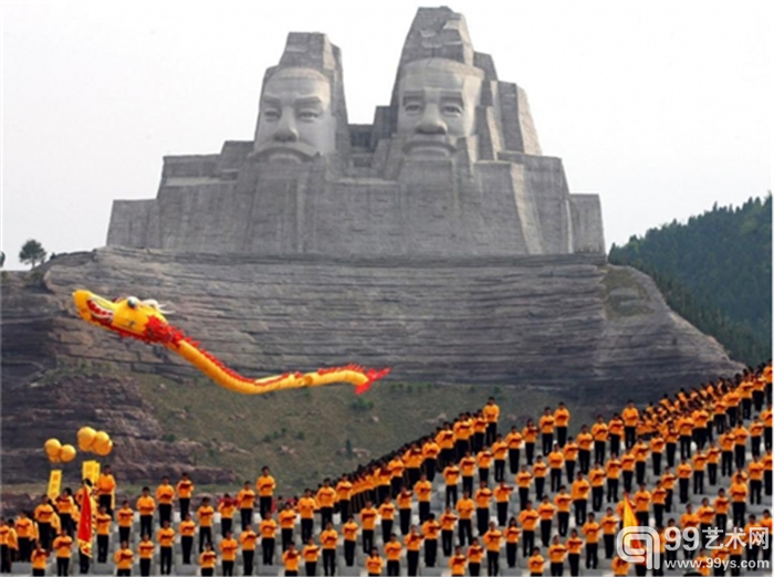 【炎黄二帝雕像】炎黄二帝巨型雕像位于河南郑州,背依邙山,面向黄河。塑像占地2816平方米,像整体高106米,其中,山高55米,像高51米,全部由太行山真石雕刻而成。