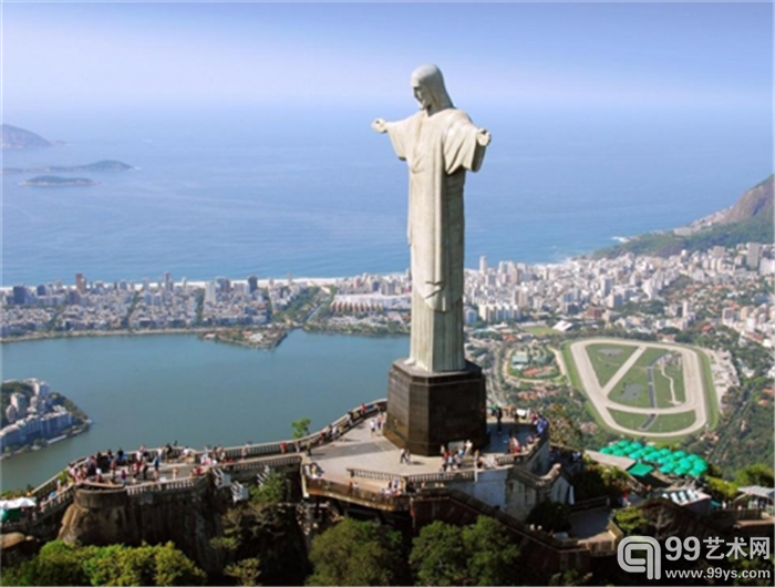 【救世基督像】救世基督像是巴西里约热内卢的城市标志,是世界新七大奇迹之一。救世基督像于1931年落成,重达1145吨,总高38米,左右手的指间距达到23米。耶稣张开双臂是巴西人民热情接纳和宽阔胸怀的象征。