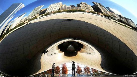 位于芝加哥心千禧公园里的“豆子”（The Bean）是游客最喜欢自拍的地方。