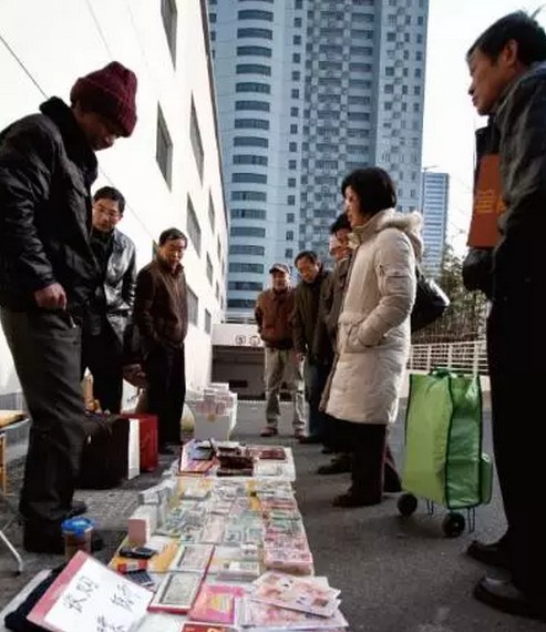 此图为上海卢湾区卢工邮币卡市场，商家开始在路边摆摊
