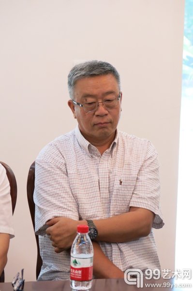 中央美术学院教授、中国壁画学会主席戴士和