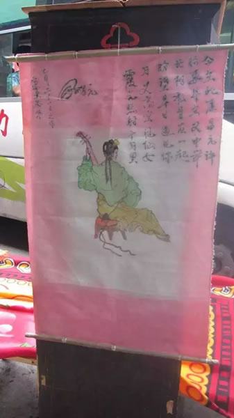 霞光照射千万里，万丈高空见仙女。