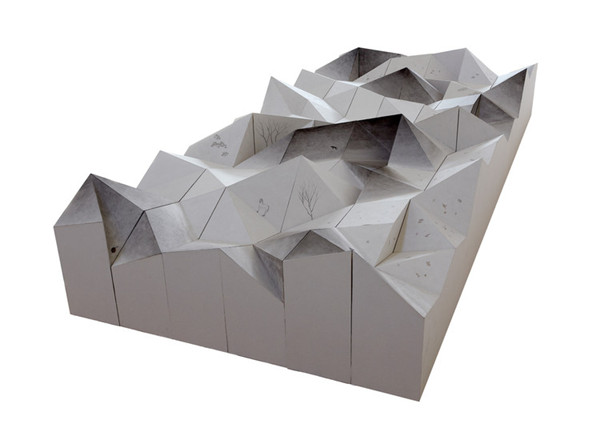 几何山水雕塑，木板，189×81×30cm，2011年
