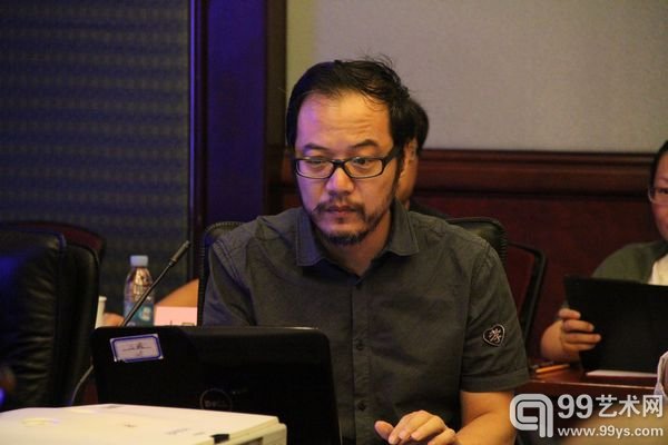 批评家王春辰在作发言