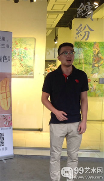 开幕酒会水果赞助商“喜色果园”团队成员余俊杰在开幕式上谈到以后会一如既往的支持艺术家展览，为艺术家提供更健康更美味的“喜色果园”产品。