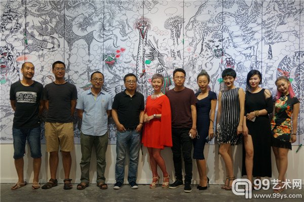 展览现场，艺术家、评委、工作团队合影
