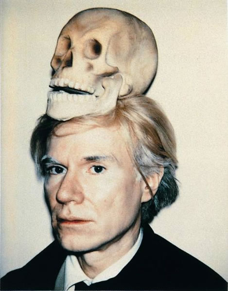 头顶头骨的安迪·沃霍尔（1977年）