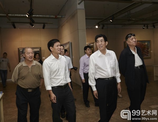 吉林省委书记巴音朝鲁参观展览