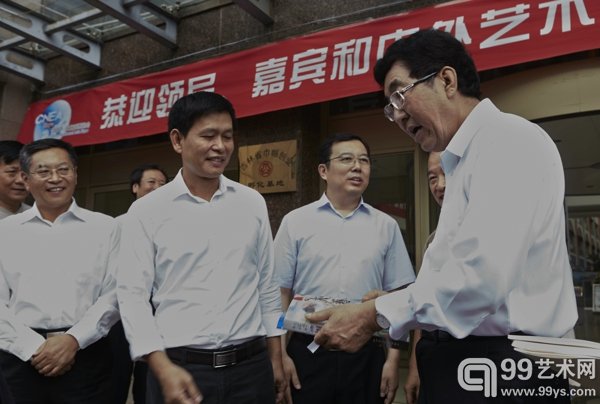 吉林省委书记巴音朝鲁接受赠书