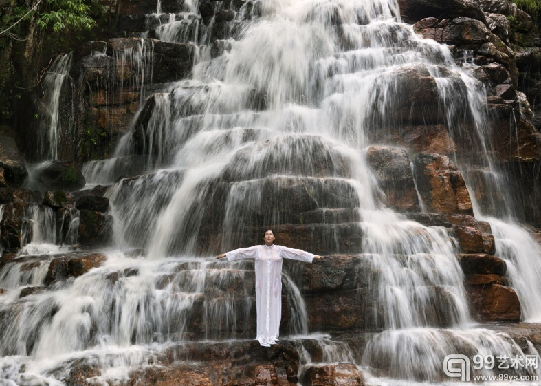 玛丽亚•阿布拉莫维奇 Marina Abramović 权利之地,瀑布 Places of Power, Waterfall 2013 彩色冲印 Fine art pigment print 160 x 213cm
