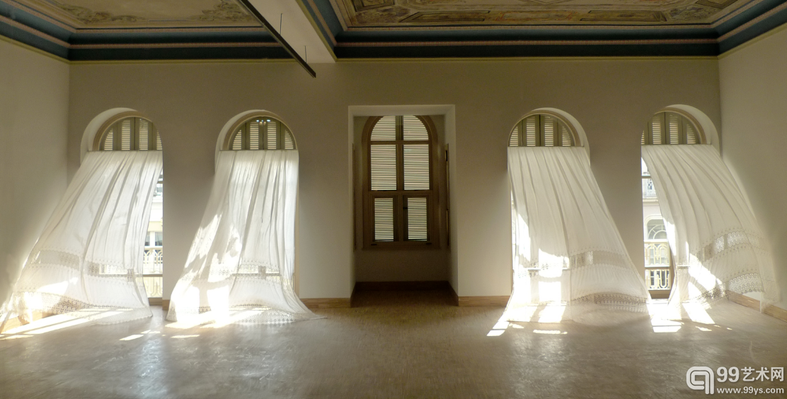 加布里埃尔•莱斯特GABRIEL LESTER 阿卡迪亚的忧郁Mela丝窗帘、织物固化剂 Lace curtains, textile hardener 尺寸可变 Dimension variable 图片提供:上海Leo Xu Projects Courtesy of Leo Xu Projects, Shanghai