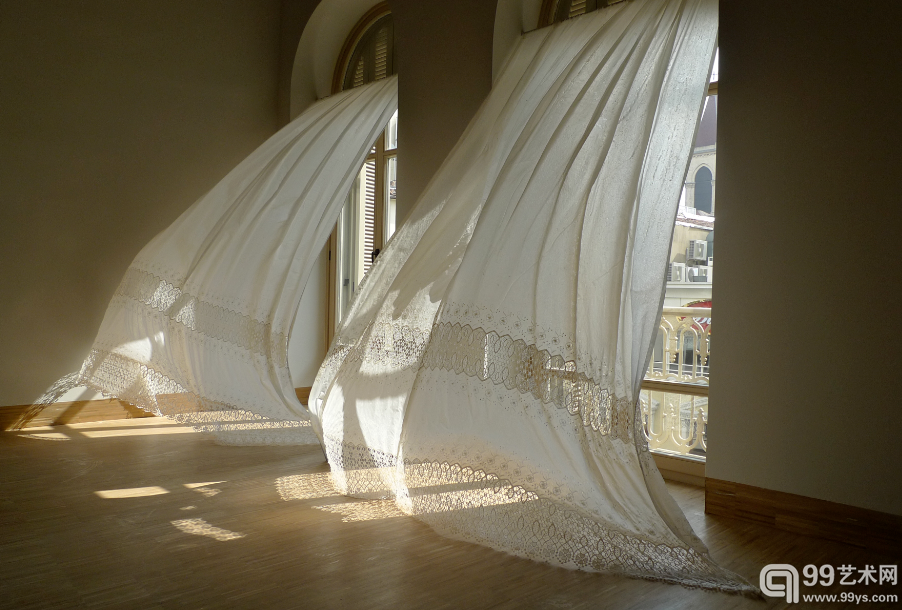 加布里埃尔•莱斯特GABRIEL LESTER 阿卡迪亚的忧郁Mela丝窗帘、织物固化剂 Lace curtains, textile hardener 尺寸可变 Dimension variable 图片提供:上海Leo Xu Projects Courtesy of Leo Xu Projects, Shanghai