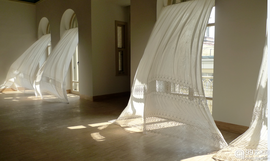 加布里埃尔•莱斯特GABRIEL LESTER 阿卡迪亚的忧郁Mela丝窗帘、织物固化剂 Lace curtains, textile hardener 尺寸可变 Dimension variable 图片提供:上海Leo Xu Projects Courtesy of Leo Xu Projects, Shanghai