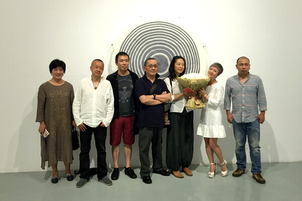 展览开幕式（右二：艺琅国际董事长谢蓉，右三：艺术家何成瑶）