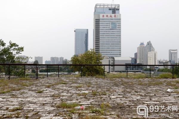 从明皇宫的西安门向南望去，中航科技城的项目工地正好就位于西安门正南方的延长线上，正是明皇城的西墙遗址。