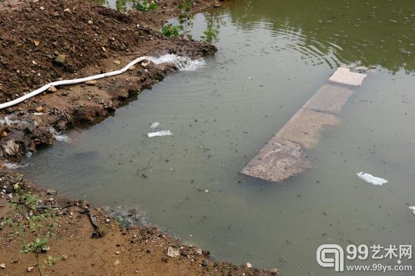 中航科技城项目工地内，明皇城内城西墙的基座大理石遗址隐没在积水中。