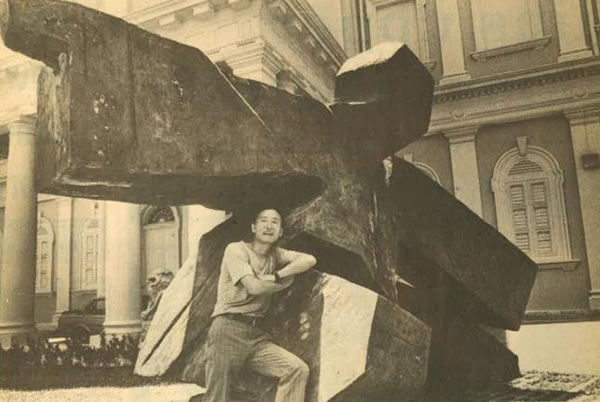 1986 年，朱铭于新加坡国立美术馆与作品合影。