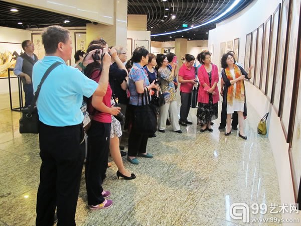 参观画展的观众
