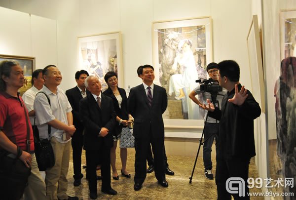 主办方领导和嘉宾一起参观书画汇
