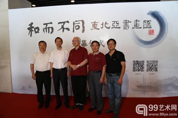 著名艺术家李燕（中间）与黄冈市政府  詹旺民 副市长（左二）合影