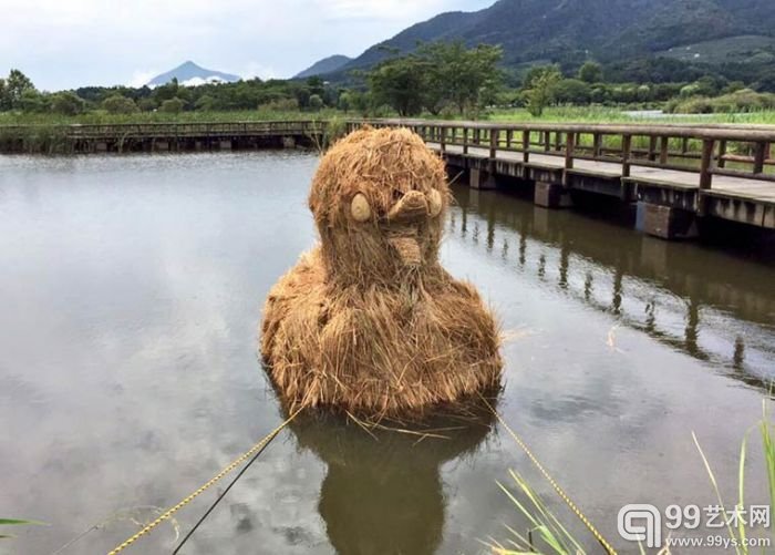 日本秸秆巨型雕塑