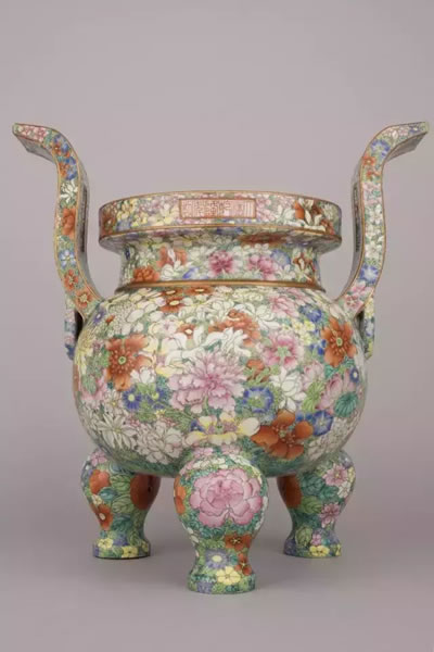 清乾隆 (1736-1795) 粉彩百花不落地朝冠耳三足炉 36 cm high