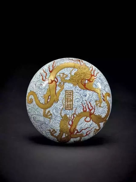 清嘉庆（1796-1820） 青花矾红描金懋勤殿云龙纹玺印盒 23 cm diam.