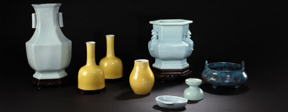 左起： 1. 清乾隆 仿官釉六方贯耳瓶 款识：大清乾隆年制 H30.1cm (without stand); H34cm (with stand) 2. 清康熙黄釉摇铃樽一对 款识：大清康熙年制 H18.3cm (without stand) 3. 清康熙黄釉橄榄瓶 款识：大清康熙年制 H12.5cm; D5.5cm 4. 清雍正 天蓝釉四螭耳六方尊 款识：大清雍正年制 H25.3cm (with stand); H20.2cm (without stand); D18.5cm 5. 清乾隆仿汝釉羽觞洗 款识：大清乾隆年制 L11.5cm 6. 清雍正/乾隆 粉青釉盘口水盂 款识：敬畏堂制 H6.7cm, D6cm 7. 清雍正 炉钧釉冲耳炉 款识：大清雍正年制 H10.8cm; D16cm