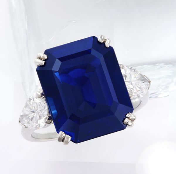 梵克雅宝(Van Cleef & Arpels)设计 12.76 克拉 喀什米尔蓝宝石配钻石戒指