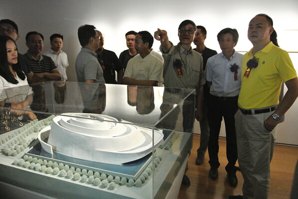 展览现场 潘公凯先生为嘉宾介绍展览作品