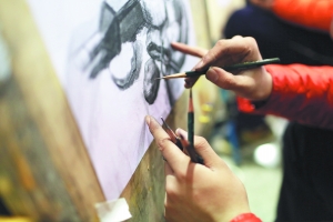 2015年山东济南报考山东工艺美院的考生在参加素描考试。