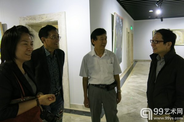 展览现场艺术家马新民与嘉宾交流