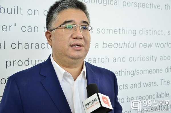 总策展人朱彤在接受99艺术网采访