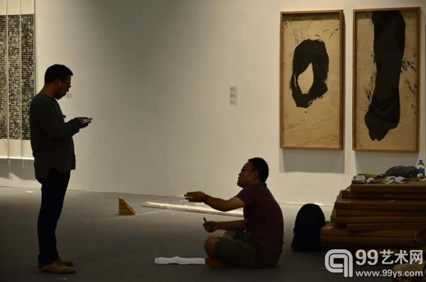 策展人夏可君在布展现场