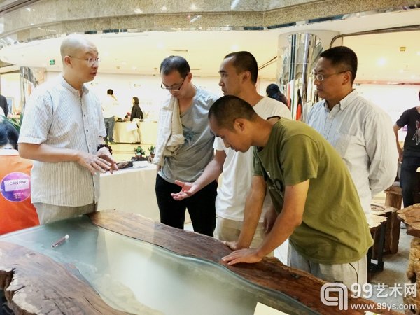 青年书画艺术家们在探讨原生艺术的发展