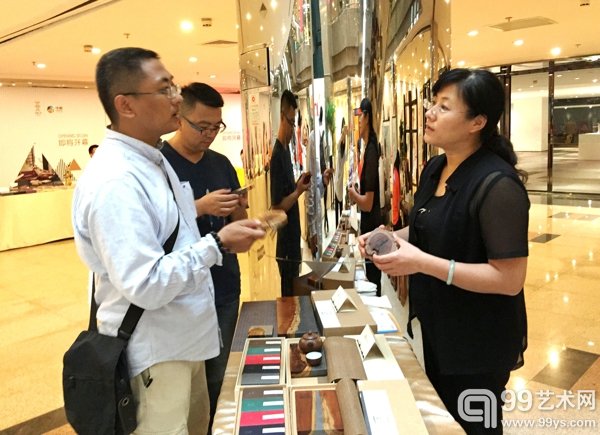 青年书画艺术家们在探讨原生艺术的发展
