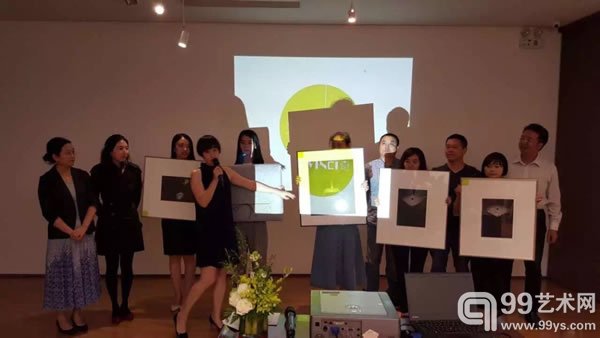 主持人为获奖嘉宾展示十张由文奇提供的原创版画作品