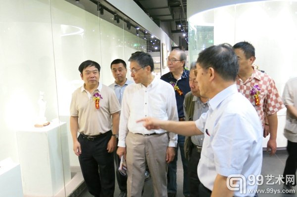 陈进林馆长陪同嘉宾参观交流