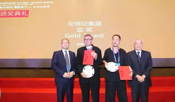 金奖得主与颁奖嘉宾合影