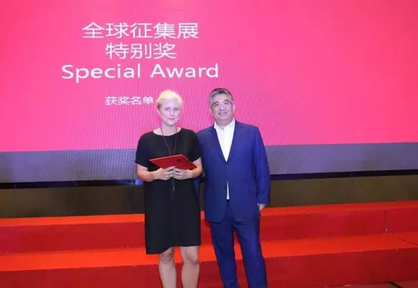特别奖获得者与总策展人朱彤合影