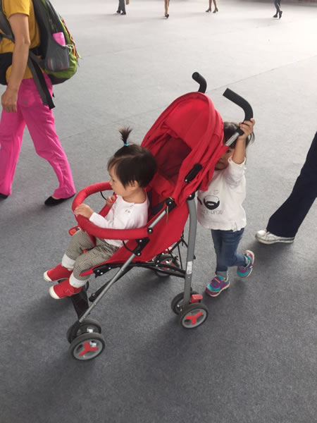 有爱艺术的幼儿