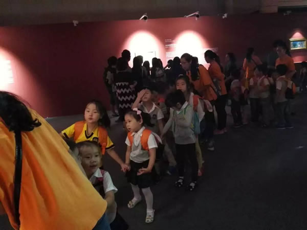 向大师致敬的孩子们
