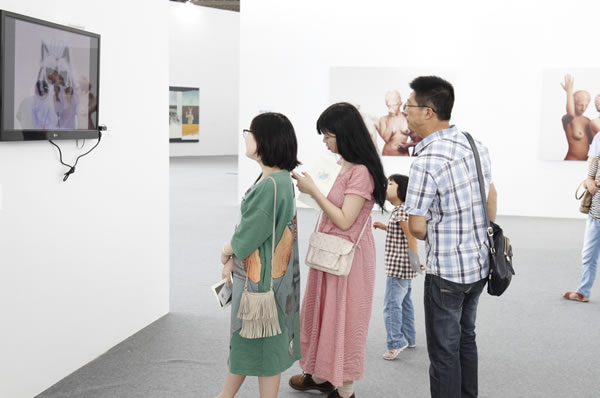 参观国际当代艺术展的艺术爱好者们