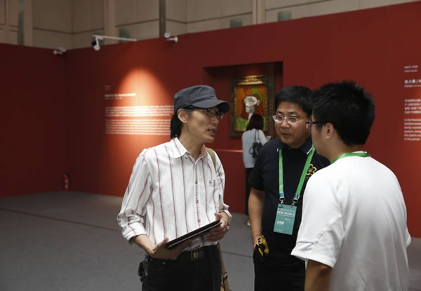 盐城教育局的季老师在接受记者采访