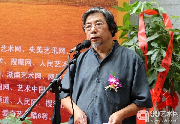 策展人邓平祥在开幕式上致辞