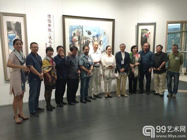 嘉宾与艺术家合影