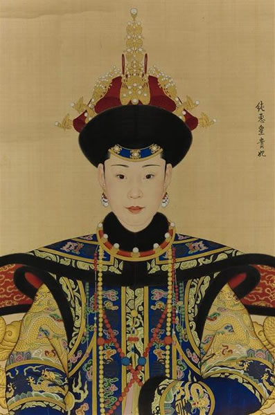 清乾隆 郎世宁等作《纯惠皇贵妃朝服像》（局部）《纯惠皇贵妃》御题字